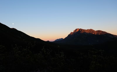 蓝天下的山